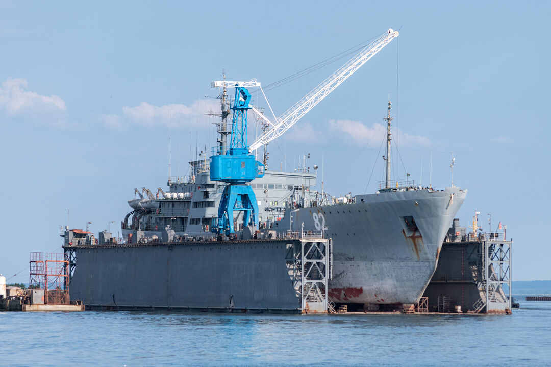 Manutenção Naval: navio militar em mar