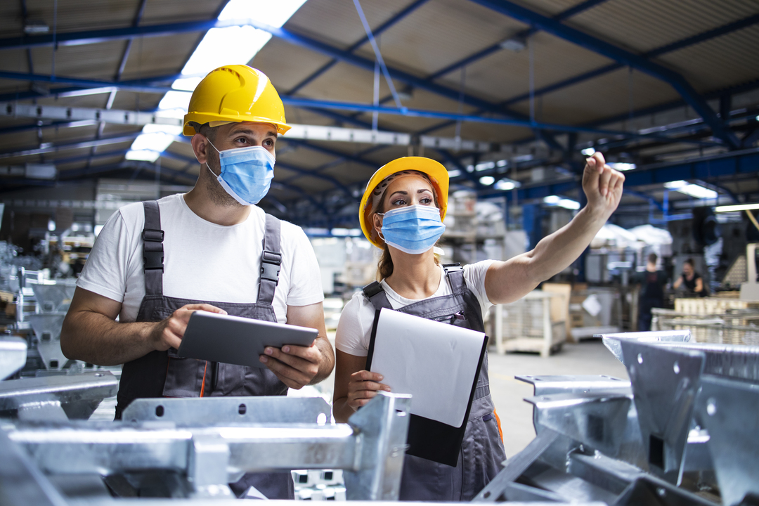 funcionários de uma fábrica fazendo o monitoramento do controle de qualidade dos serviços e produtos