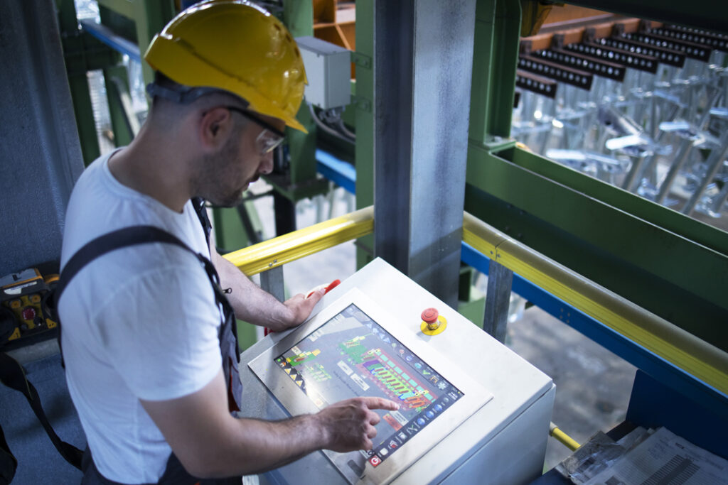 Colaborador monitorando máquinas em uma plataforma digital graças a melhoria em processos.