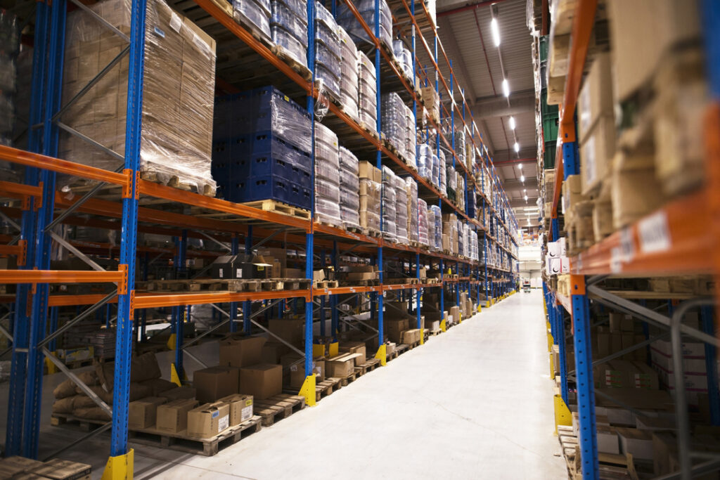 Materias organizados em um galpão, mostrando a importância da logística de suprimentos.