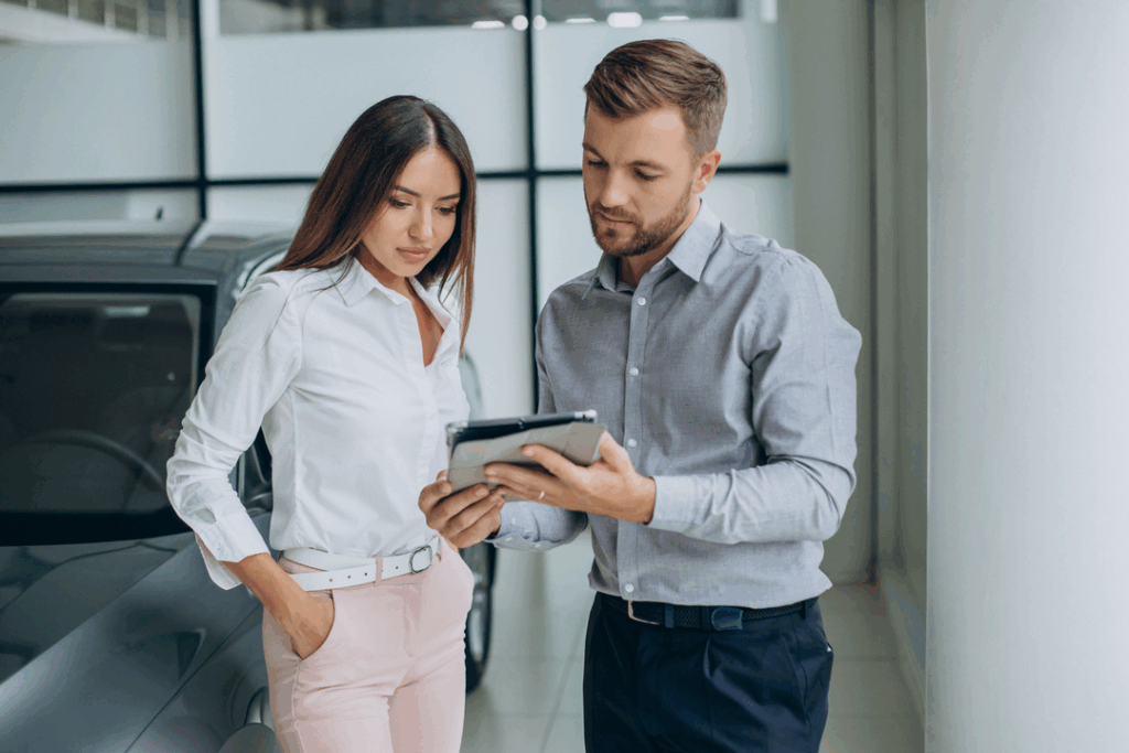 Duas pessoas analisando os processos do setor de compras